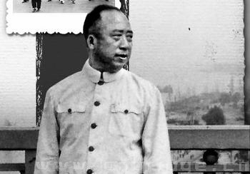 武漢長江大橋建成通車，凝聚著滕代遠(yuǎn)的一片心血。圖為通車前一天他在公路橋上回眸。