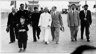 1957年10月14日，滕代遠(yuǎn)和前蘇聯(lián)客人走在武漢長江大橋公路橋上。前面小孩為筆者。