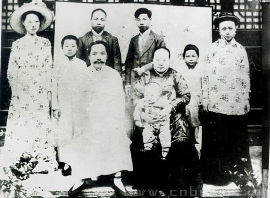 1913年,茅以升先生在南京與家人合影(后排右一為茅以升)