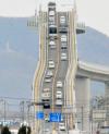 日本江島大橋因坡度陡峭成旅游熱點(diǎn)