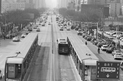 鄭州市農(nóng)業(yè)路與中州大道交叉口一路向西，沿線兩側(cè)仍在拆遷。