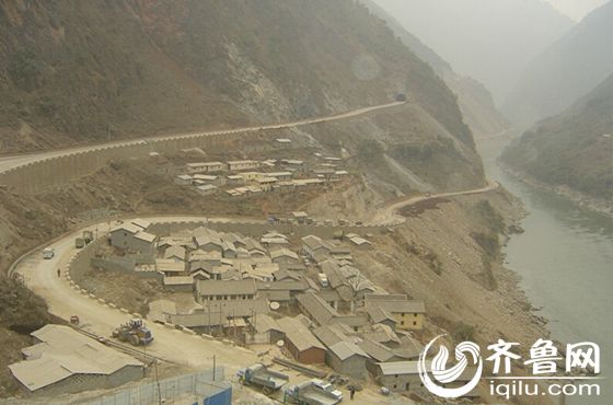剛剛大學(xué)畢業(yè)，楊曉娜和他未來的丈夫肖永強(qiáng)在大山深處一干就是三年。（齊魯網(wǎng)發(fā) 趙巖 攝）