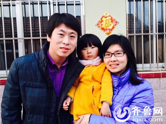 繁忙的工作重?fù)?dān)，孩子肖思妍成為了他們“最浪漫的事”中那塊緊緊放在手心的寶。（齊魯網(wǎng)發(fā) 趙巖 攝）
