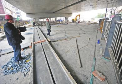 昨天，改造重建后的少年路西橋主體基本完工，橋面鋪設(shè)和兩側(cè)護(hù)欄安裝已經(jīng)完成，下一步將進(jìn)入橋面的瀝青鋪設(shè)和護(hù)欄粉刷階段。少年路西橋原橋橋梁受外界自然條件和過(guò)往車(chē)輛荷載影響導(dǎo)致破壞嚴(yán)重。此次重建后的新橋分為三幅，南北兩側(cè)為3.25米人行道，中間為15.75米機(jī)非混行道，人行道與機(jī)非混行道之間為2.5米，采用護(hù)欄隔離。按照施工計(jì)劃，新建少年路西橋?qū)⒂?月5日竣工通車(chē)。
