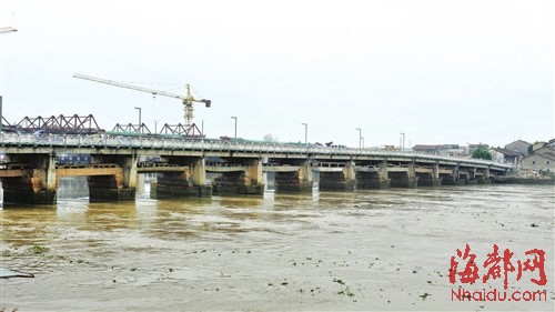 現(xiàn)在的寧海橋是雙層橋面，上層是1983年修的水泥公路橋，下層是古石橋