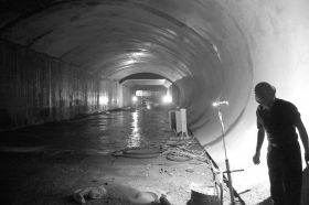 3月20日，長沙漁業(yè)路穿京廣鐵路隧道施工現(xiàn)場。圖/記者斯茅庚