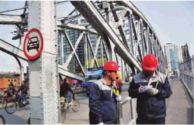 歷史悠久的蘇州河鋼結(jié)構(gòu)老橋—浙江路橋即將大修，目前已開始前期籌備。浙江路橋有著造型優(yōu)美的魚腹式簡支梁鋼桁架，1908年英國人參與建造時，使用了鉚接工藝，目前已到必須大修之時。據(jù)悉，浙江路橋雖幾經(jīng)修繕，但經(jīng)歷了107年的風(fēng)風(fēng)雨雨，整橋處于危橋狀態(tài)，特別是橋身下部銹蝕嚴(yán)重，如不徹底檢修，將無法安全服役。