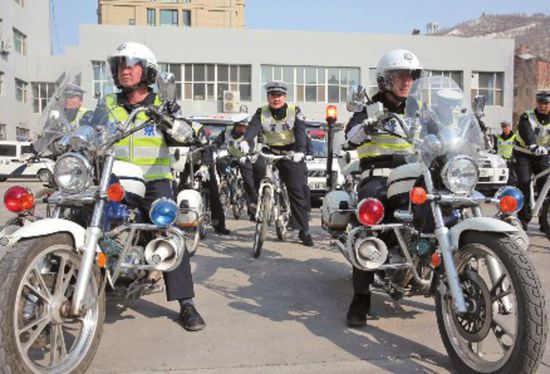 4月5日，在沙依巴克區(qū)交警大隊(duì)，民警騎上新配發(fā)的巡邏自行車(chē)和摩托車(chē)。