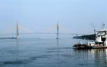 圖為1月拍攝的橫跨柬埔寨湄公河的河良大橋。（摘自共同社）