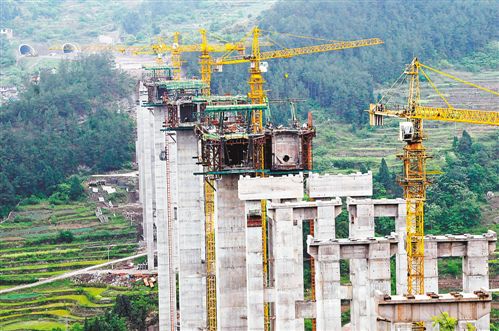 4月10日,正在建設中的豐都至忠縣高速公路豐都段控制性工程—石梁子特大橋。該大橋2012年開工,目前總體工程已完成過半。預計明年中期,豐忠高速路將建成投用。