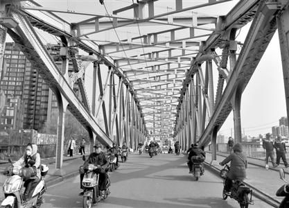 浙江路橋建成于1908年，在蘇州河橋梁大家族中排在第二位。