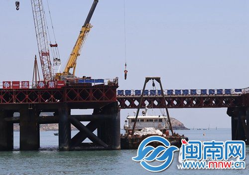 這些橋樁都有百米深;工人作業(yè)時，穿著救生衣吊到海上平臺