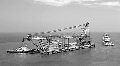 4月15日，“瑞航05”輪在拖輪帶動下從青島海西重機有限責(zé)任公司碼頭駛向大海。