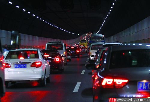 圖片說明：從市區(qū)到崇明的長江隧橋逢節(jié)假日易出現(xiàn)擁堵。資料圖