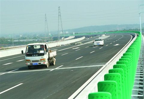 車輛行駛在肇花高速三水段上。目前，三水已有肇花、西二環(huán)、二廣、廣肇等多條高速公路通車，廣佛肇高速通車后，三水交通區(qū)位優(yōu)勢將更加明顯。