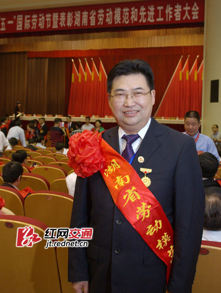 大學一畢業(yè)，方聯(lián)民就進入湖南路橋工作，用32年的時間踐行他的路橋之夢，從最基層的技術員成長為路橋湘軍的掌門人，為中國路橋建設事業(yè)做出了巨大的貢獻。圖為，湖南路橋董事長、總經(jīng)理方聯(lián)民在湖南省委禮堂參加勞模表彰大會。（攝影