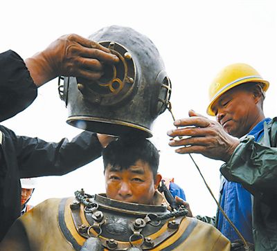 5月2日，冒著蒙蒙細(xì)雨，郝晉新帶領(lǐng)著創(chuàng)新工作室的成員們，對淮南孔李淮河大橋工程施工中關(guān)于采空區(qū)橋墩固定的攻關(guān)課題進(jìn)行最后一次現(xiàn)場數(shù)據(jù)核查。