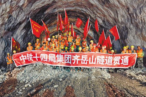 5月9日，湖北利川至重慶萬州高速公路的咽喉工程—齊岳山隧道貫通。齊岳山隧道穿越鄂西艱險(xiǎn)山區(qū)的大面積巖溶地帶，是地質(zhì)條件非常復(fù)雜的公路隧道，這條隧道的貫通標(biāo)志著我國(guó)特殊不良地質(zhì)條件下地下工程的科研與施工技術(shù)取得重大突破。據(jù)介紹，利（川）萬（州）高速公路湖北段全長(zhǎng)42.11公里，全線咽喉工程齊岳山隧道的按期安全貫通，為利萬高速公路如期在2016年建成通車奠定了堅(jiān)實(shí)的基礎(chǔ)。