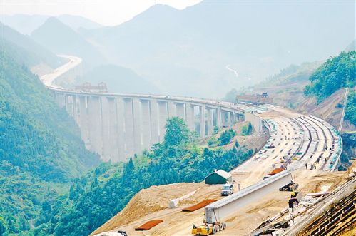 日前，忠縣至萬州高速公路萬州段河源特大橋正在施工建設(shè)。忠萬高速全長78公里，總投資80億元，2013年中期開工建設(shè)，目前已完成總體工程量的70%左右，預(yù)計明年通車。記者