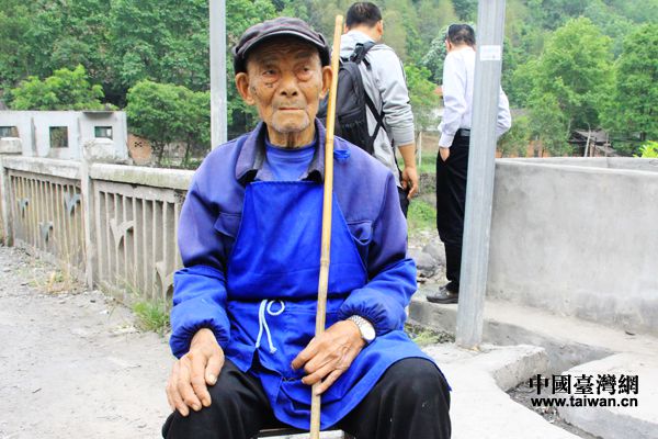 96歲的樂(lè)山雙橋村村民王國(guó)升參與了樂(lè)西公路五洞橋的修建。（中國(guó)臺(tái)灣網(wǎng) 宣玲玲 攝）