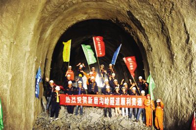 5月24日，中鐵七局路橋公司施工人員現(xiàn)場(chǎng)慶祝隧道貫通。當(dāng)日上午，經(jīng)過中鐵七局路橋公司施工人員30個(gè)月的施工，地處陜西秦嶺腹地、全長(zhǎng)6900米的寧西鐵路增建二線（陜西段）控制性工程—新磨溝嶺隧道順利貫通。新華社發(fā)