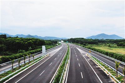 屯瓊高速，一條綠色之路，富民之路。