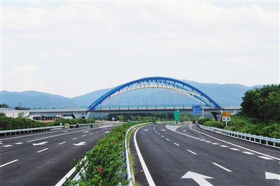 屯瓊高速楓木立交跨線橋。