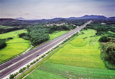 新建成通車的屯瓊高速公路猶如一條彩帶，飄逸在中部地區(qū)的青山綠水間。顯煌