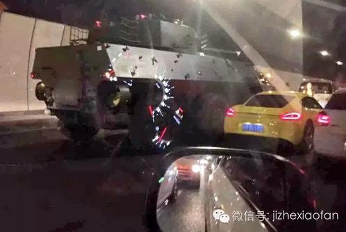 保時(shí)捷撞上裝甲車