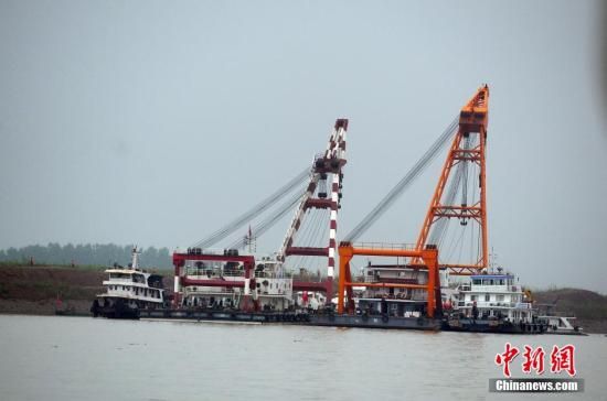 6月4日,客船“東方之星”長(zhǎng)江沉船第三日,大型起吊設(shè)備??吭诳痛潦鹿尸F(xiàn)場(chǎng),現(xiàn)場(chǎng)已具備對(duì)沉船打撈起重的能力。中新社發(fā) 張暢 攝 6月4日,客船“東方之星”長(zhǎng)江沉船第三日,大型起吊設(shè)備??吭诳痛潦鹿尸F(xiàn)場(chǎng),現(xiàn)場(chǎng)已具備對(duì)沉船打撈起重的能力。中新社發(fā) 張暢 攝