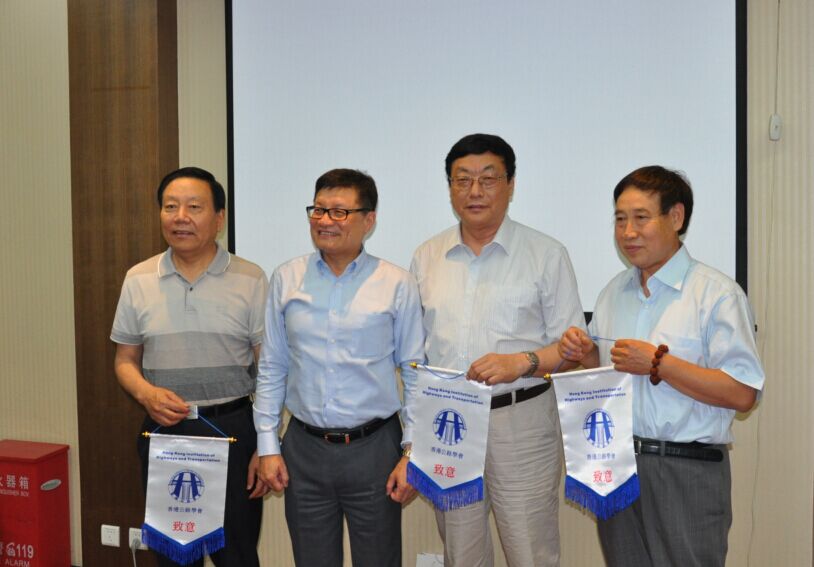 2015年6月4日至5日，香港公路學(xué)會(huì)鄭定寧會(huì)長(zhǎng)一行9人到訪中國(guó)公路學(xué)會(huì)，并與中國(guó)公路學(xué)會(huì)、北京公路學(xué)會(huì)、上海市公路學(xué)會(huì)在北京召開了交流座談會(huì)，中國(guó)公路學(xué)會(huì)劉家鎮(zhèn)副理事長(zhǎng)主持座談會(huì)，中國(guó)公路學(xué)會(huì)秘書處領(lǐng)導(dǎo)及有關(guān)部門負(fù)責(zé)人參加座談會(huì)。