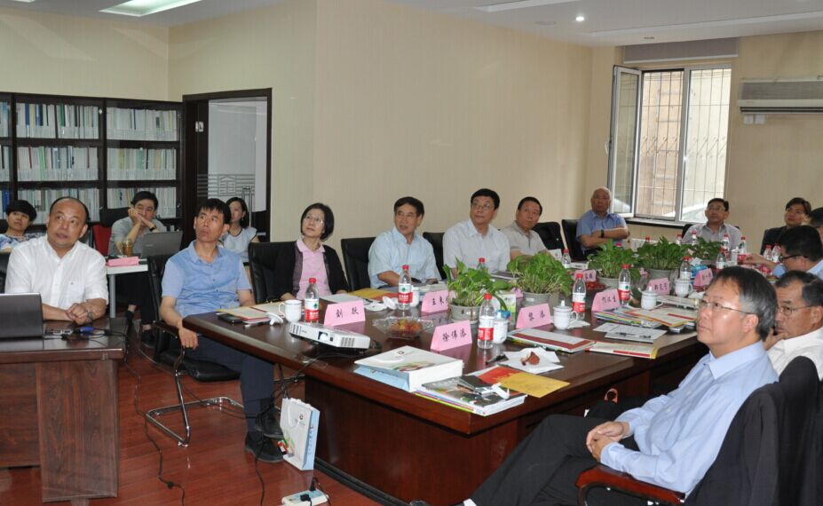 2015年6月4日至5日，香港公路學(xué)會(huì)鄭定寧會(huì)長(zhǎng)一行9人到訪中國(guó)公路學(xué)會(huì)，并與中國(guó)公路學(xué)會(huì)、北京公路學(xué)會(huì)、上海市公路學(xué)會(huì)在北京召開了交流座談會(huì)，中國(guó)公路學(xué)會(huì)劉家鎮(zhèn)副理事長(zhǎng)主持座談會(huì)，中國(guó)公路學(xué)會(huì)秘書處領(lǐng)導(dǎo)及有關(guān)部門負(fù)責(zé)人參加座談會(huì)。
