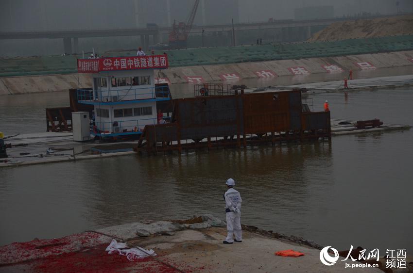 直擊紅谷隧道沉管浮運：沉管即將出塢。