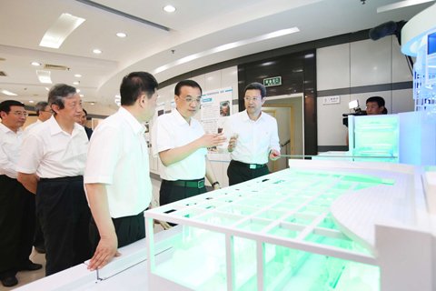 李克強(qiáng)15日在中國(guó)核電工程公司考察，詳細(xì)了解我國(guó)第三代核電機(jī)組“華龍一號(hào)”各項(xiàng)性能。圖片來(lái)自中國(guó)政府網(wǎng)