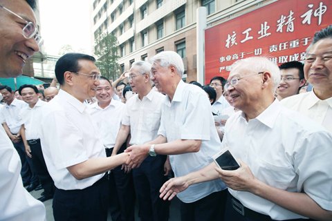 李克強(qiáng)15日考察中國(guó)核電工程公司時(shí)，老中青三代核電人爭(zhēng)相向總理表示一定把“華龍一號(hào)”打造成世界一流核電品牌。圖片來(lái)自中國(guó)政府網(wǎng)