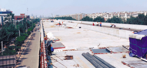 日前，迎賓路高架橋施工正在緊張進(jìn)行中。6月16日，沈陽(yáng)市建委相關(guān)負(fù)責(zé)人介紹，預(yù)計(jì)7月中旬，高架橋主體工作將完成，最快8月底前橋梁將具備通車(chē)條件，9月份正式通車(chē)。橋梁全線(xiàn)將預(yù)留WIFI接口，成為沈陽(yáng)市首座免費(fèi)WIFI快速路。