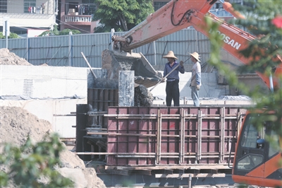 正在緊張建設(shè)中的三亞榕根大橋。孫清攝