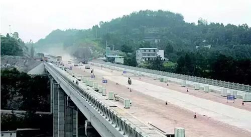 圖為蘆溪河大橋基本完工，開放通行
