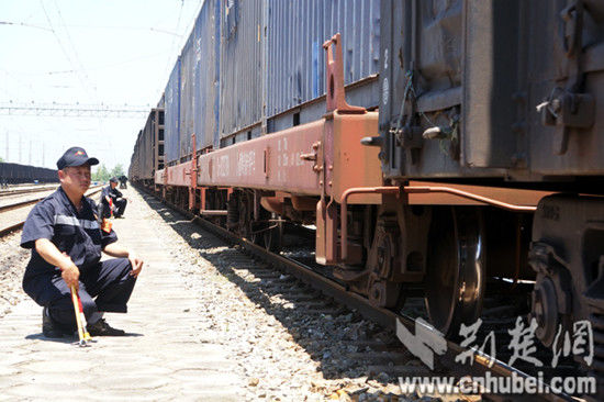 列車到達(dá)作業(yè)場(chǎng)，檢車員們按規(guī)定接車，觀察列車進(jìn)站時(shí)運(yùn)行狀態(tài)