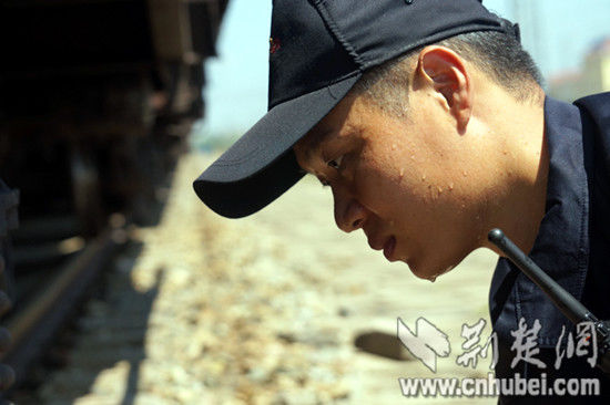 工作中，檢車員們個(gè)個(gè)汗流夾背，豆大的汗珠順著臉膛流淌