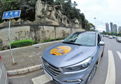 20日上午，“重走史迪威公路”車隊抵達滇緬公路“零公里”起點。
