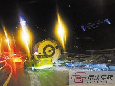 昨日凌晨，事發(fā)后仍有車輛通過(guò)現(xiàn)場(chǎng)。