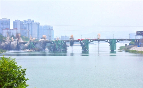 Bang！2888支雷管瞬間覆滅張家界250米大橋