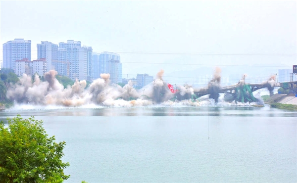 Bang！2888支雷管瞬間覆滅張家界250米大橋