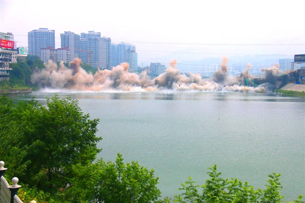 Bang！2888支雷管瞬間覆滅張家界250米大橋
