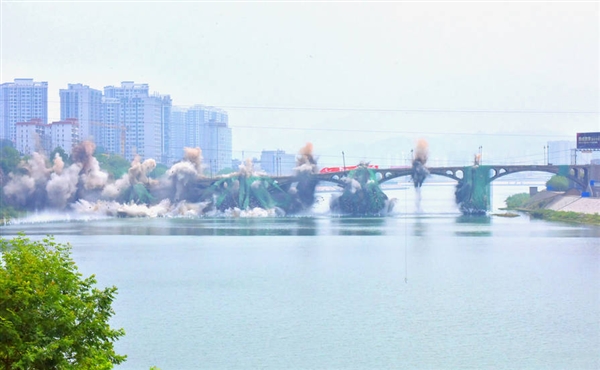 Bang！2888支雷管瞬間覆滅張家界250米大橋