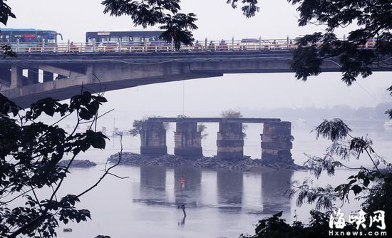 由從宋代浮橋、明代石橋到現(xiàn)如今全國(guó)最美斷橋，福州閩江上的洪山古橋已歷經(jīng)千余年。宋代理學(xué)大家朱熹曾十多次來(lái)到福州，也都是經(jīng)過(guò)當(dāng)年的浮橋進(jìn)城。