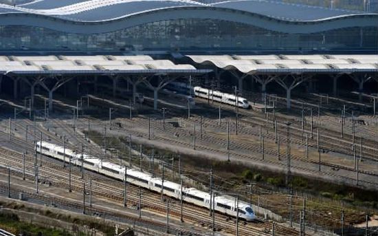 12月16日，從空中俯瞰長沙南站，一列高鐵列車正緩緩駛出站臺。長沙南站與機場磁懸站進行了無縫對接，長沙磁浮快線正式開通運營后，乘客從長沙高鐵南站搭乘磁浮列車，只需10余分鐘即可到達黃花國際機場。