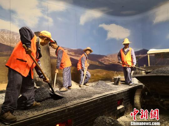 圖為甘肅公路博物館內(nèi)展陳20世紀(jì)八九十年代，公路養(yǎng)護職工在炒盤上拌制瀝青混合料的工作場景。馮志軍 攝