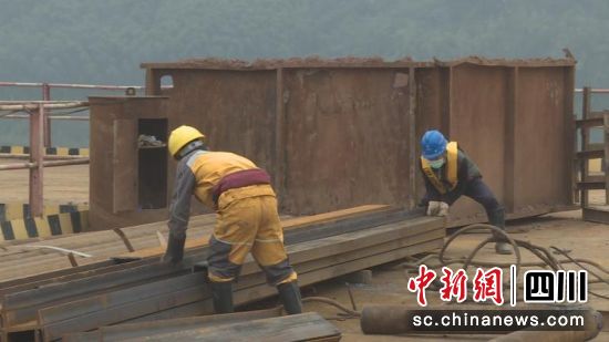 工人正在抓緊施工。朱安康攝